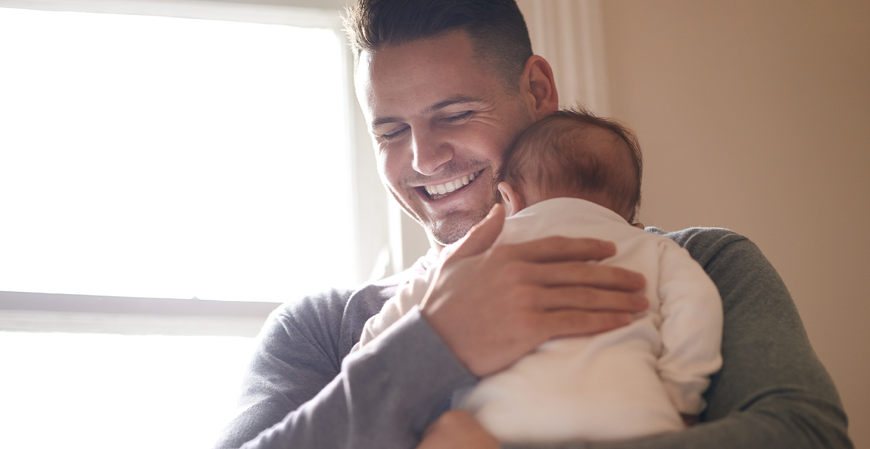 Câmara dos Deputados aprova ampliação da licença-paternidade de 5 para 20 dias e propõe mudança gradual