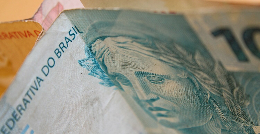 Mais de 70% dos brasileiros afirmam que a tecnologia ajudou a melhorar a relação com o dinheiro, aponta pesquisa