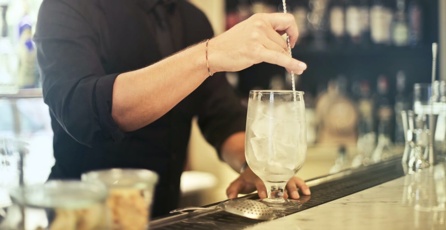 93% dos empresários do setor de bares empregam pessoas sem experiência