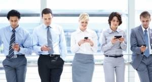 Uso excessivo de celular no trabalho é motivo para demissão por justa causa