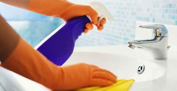 Igreja deve pagar adicional de insalubridade a faxineira por limpeza de banheiros