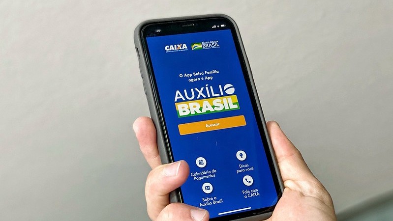 Fila do Auxílio Brasil volta a crescer no país