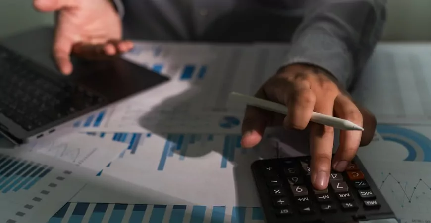 Redução da jornada exige revisão da folha, mas não aumenta tributos automaticamente