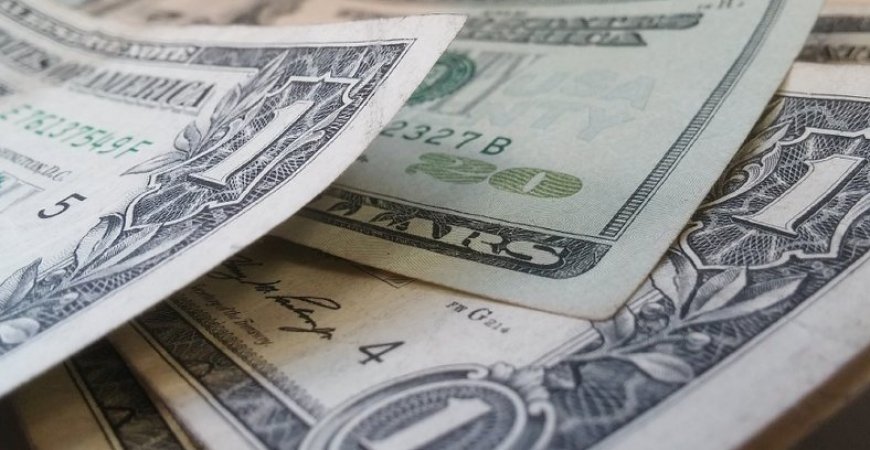 Dólar tem forte queda e fecha em R$ 4,85