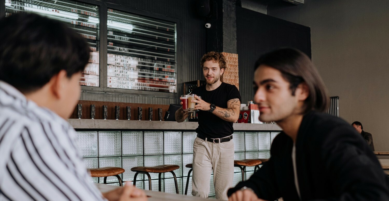 Número de empresas trabalhando com prejuízo no setor de bares e restaurantes cai em agosto, aponta pesquisa da Abrasel