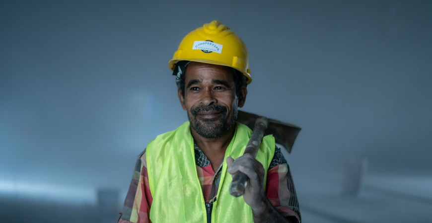 O mundo enriquece, mas o Brasil ainda luta para transformar trabalho em patrimônio
