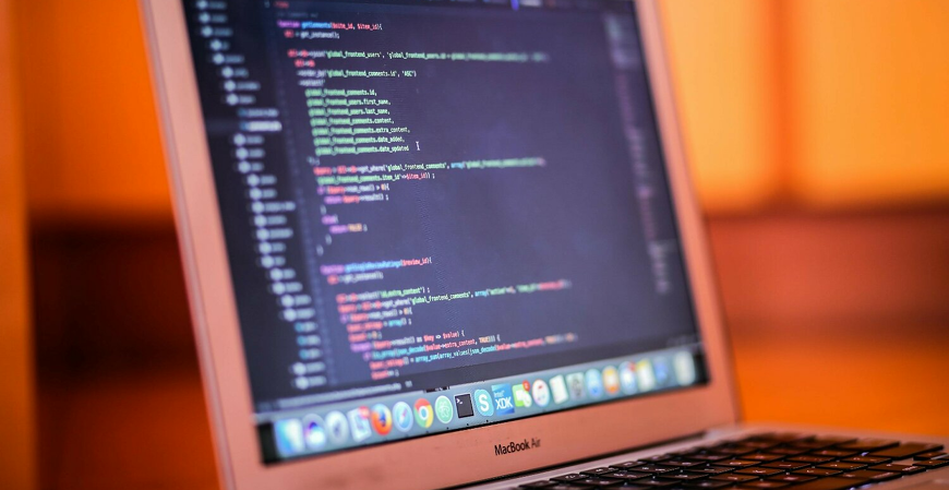 Atividade de bots de IA cresce 300% e cria desafios para publishers em tráfego e receita, segundo Akamai