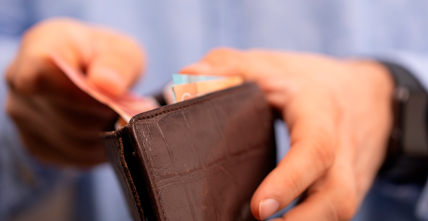 Prazo do 13º salário movimenta rotina das empresas e primeira parcela deve ser paga nesta sexta-feira (28)