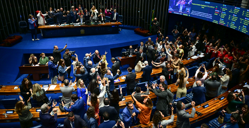 Senado aprova PEC que acaba com escala 6x1 e reduz jornada semanal
