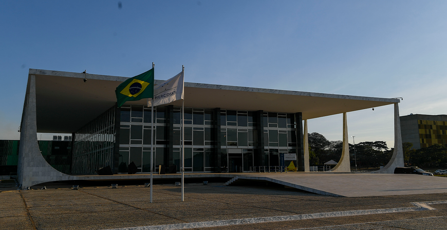 STF retoma julgamento que pode limitar gratuidade na Justiça do Trabalho; entenda o que está em jogo