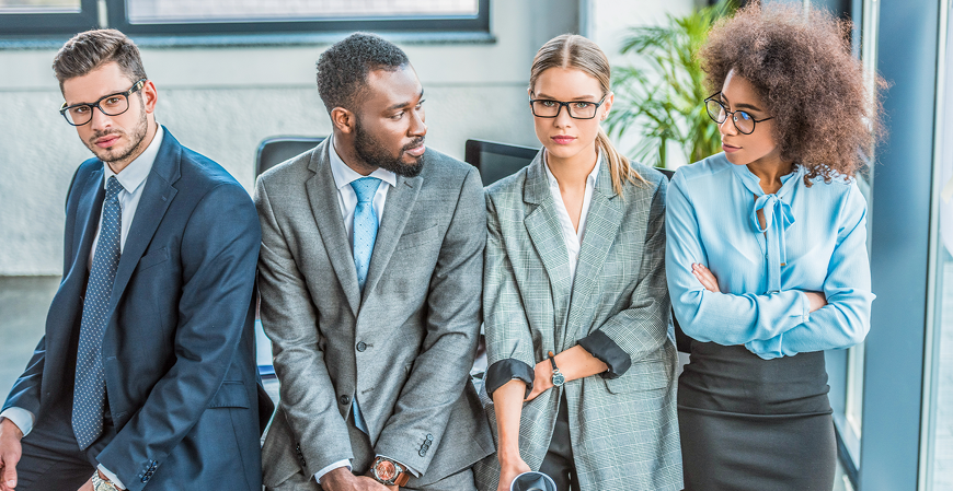 Conhece o termo “job hugging”? Entenda o termo que reflete o mercado de trabalho instável e impulsiona manutenção empregos